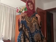 アラブの赤いヒジャブの痴女